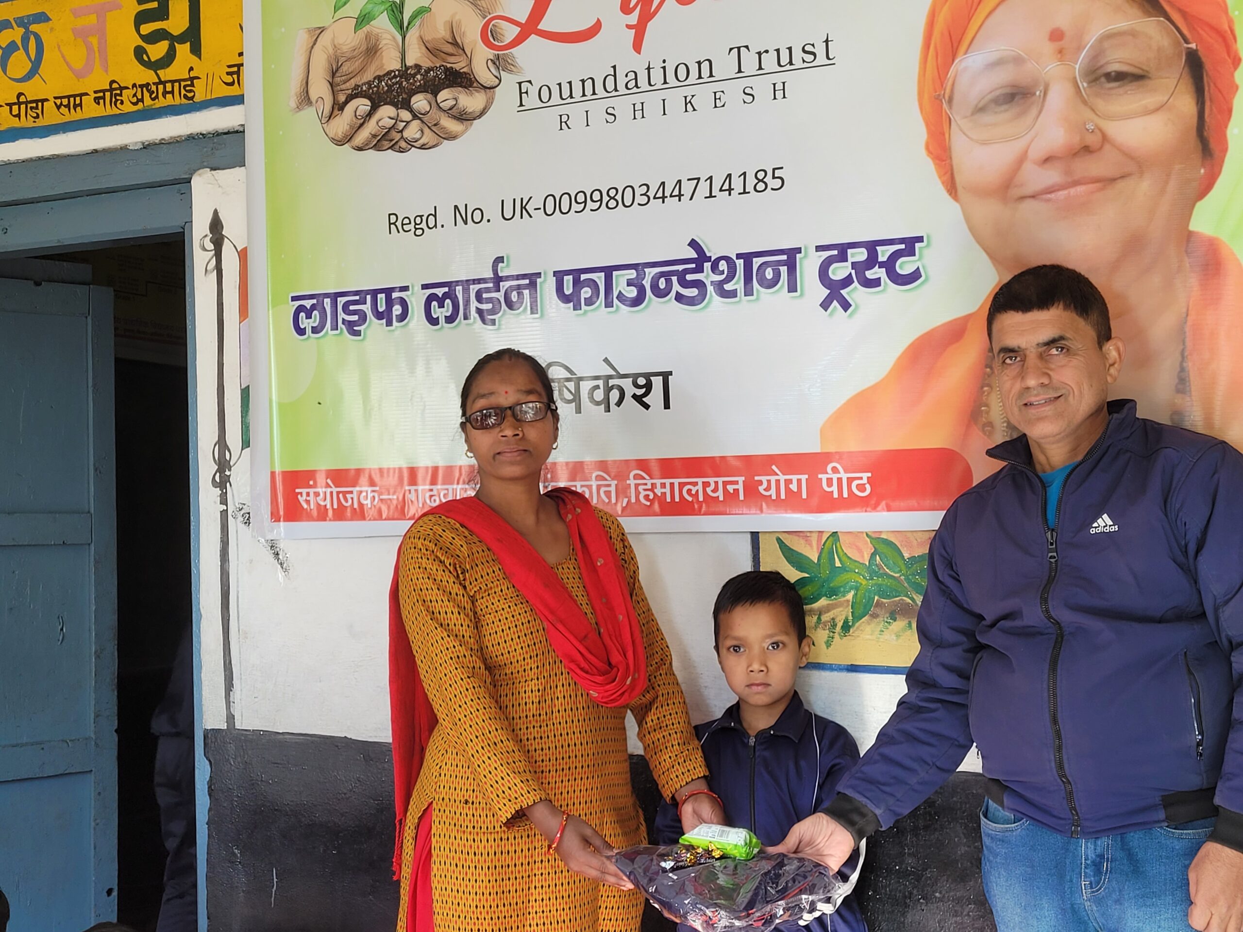 रा०प्रा०बि०परसूली एवं रा०आदर्श प्रा०वि० बमोली में ट्रैक सूट वितरित किये 