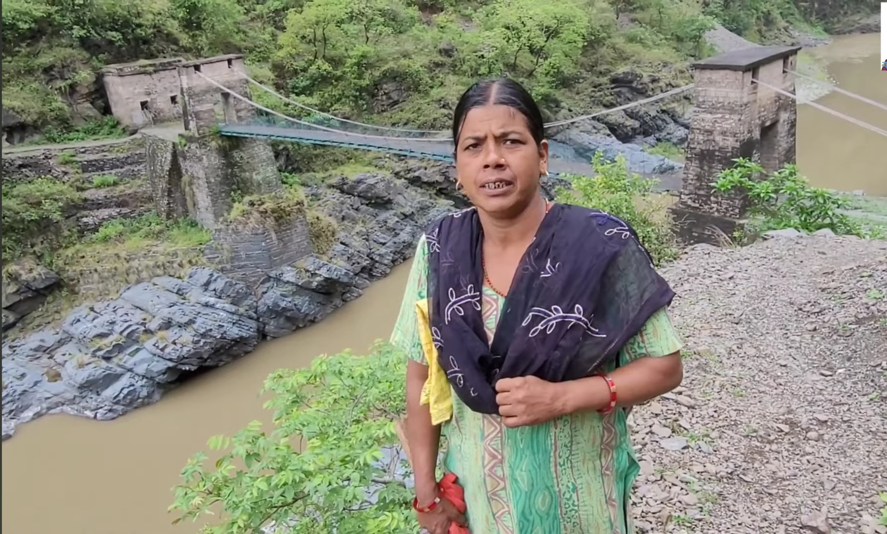 झूला पुल के दोनों तरफ है जानलेवा