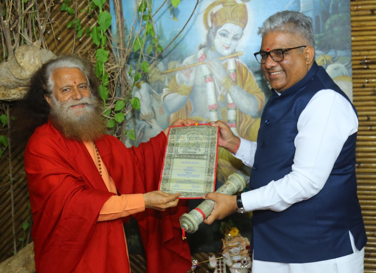 केंद्रीय कैबिनेटमंत्री भूपेंद्र यादव परमार्थ निकेतन पहुंचे। 6 राज्यों से आए 35 गंगा प्रहरी और 23 घाटों के 36 पंडितों के साथ गंगा आरती में हुए शामिल।