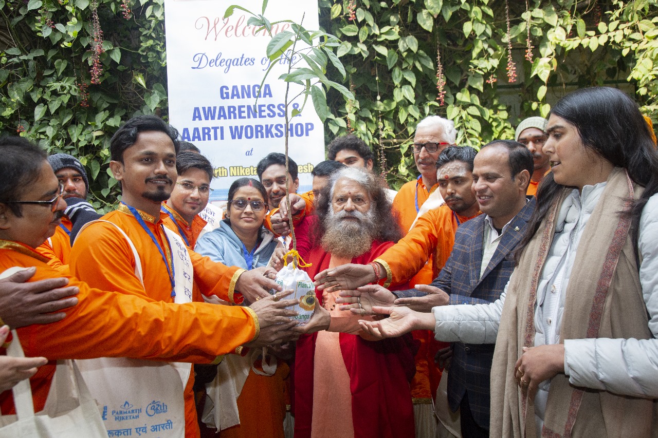 गंगाजी के तट पर जागरूकता प्रशिक्षण कार्यशाला। परमार्थ निकेतन, नमामि गंगे और अर्थ गंगा की अद्भुत पहल