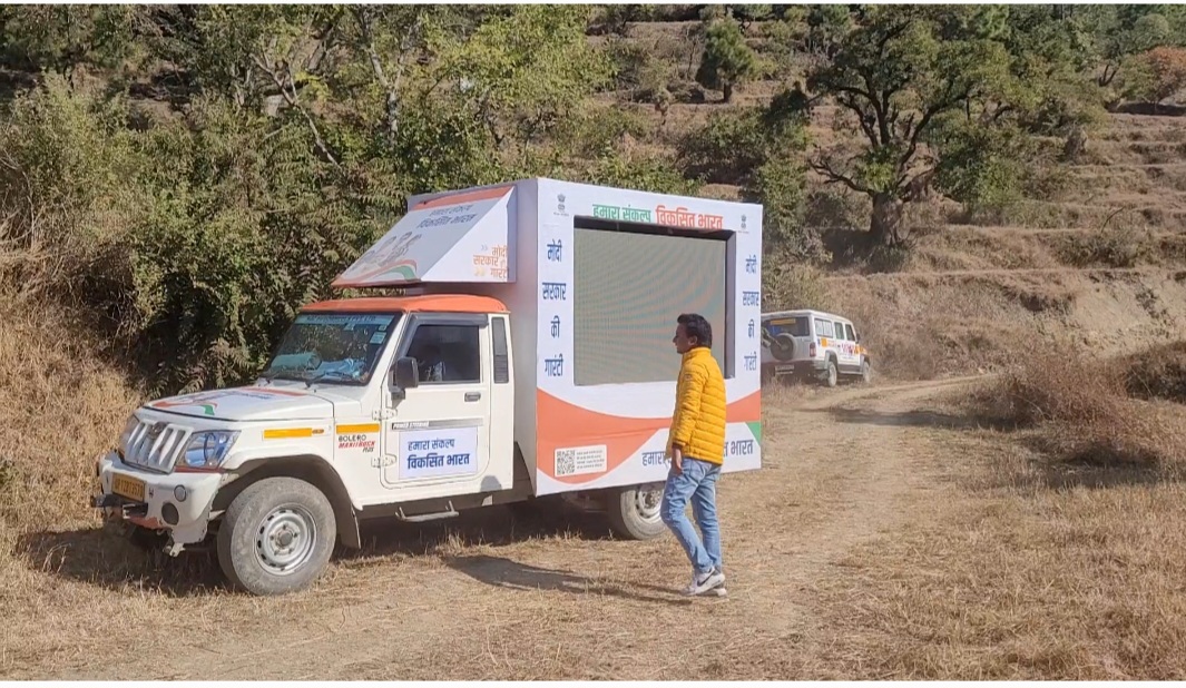 यमकेश्वर विधानसभा। विधायक निधि से बनी सड़क की मरम्मत 3 साल से गांव वाले अपने खर्चे पर कर रहे हैं