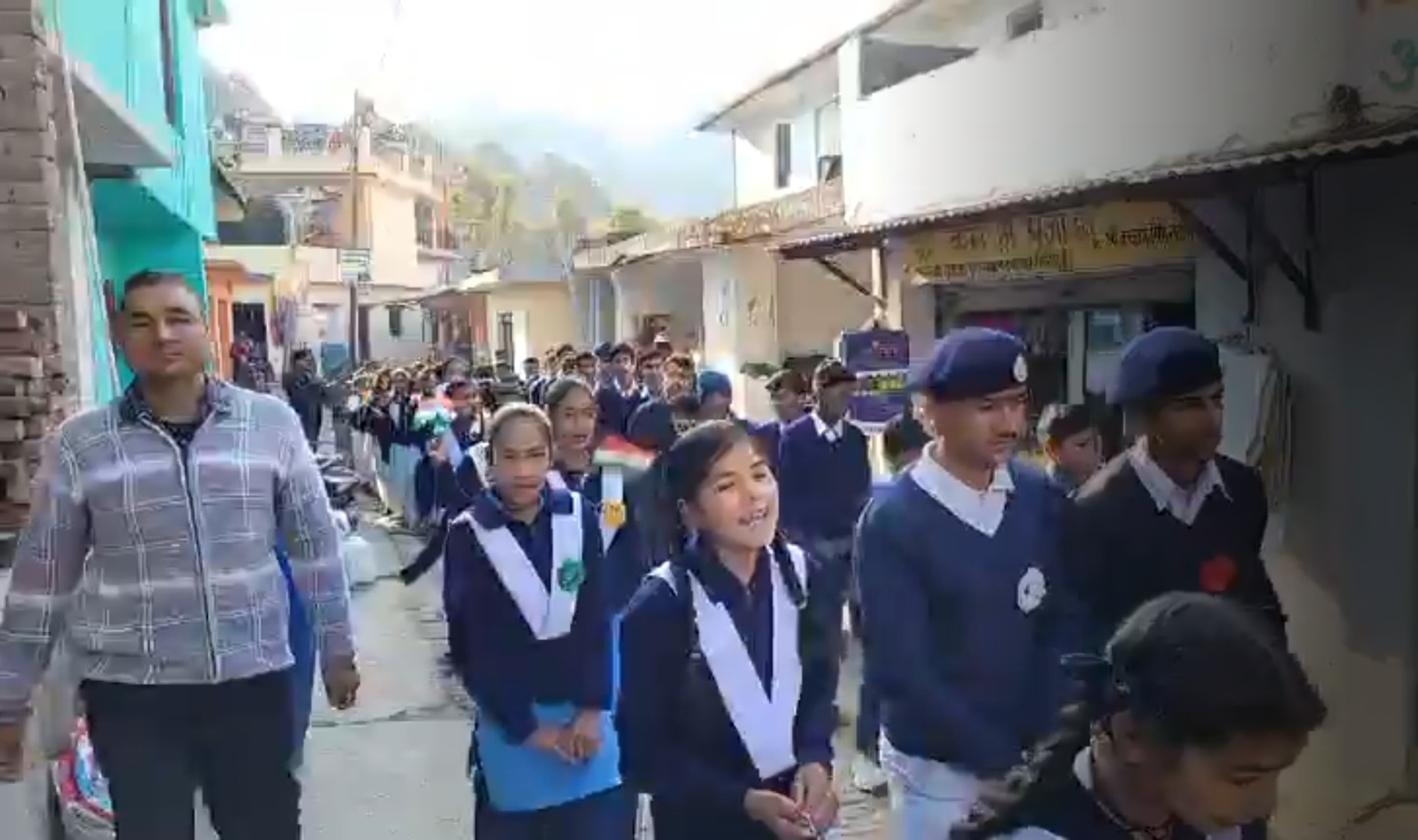 75 वां गणतंत्र दिवस शिक्षण संस्थानों में धूमधाम से मनाया गया गया