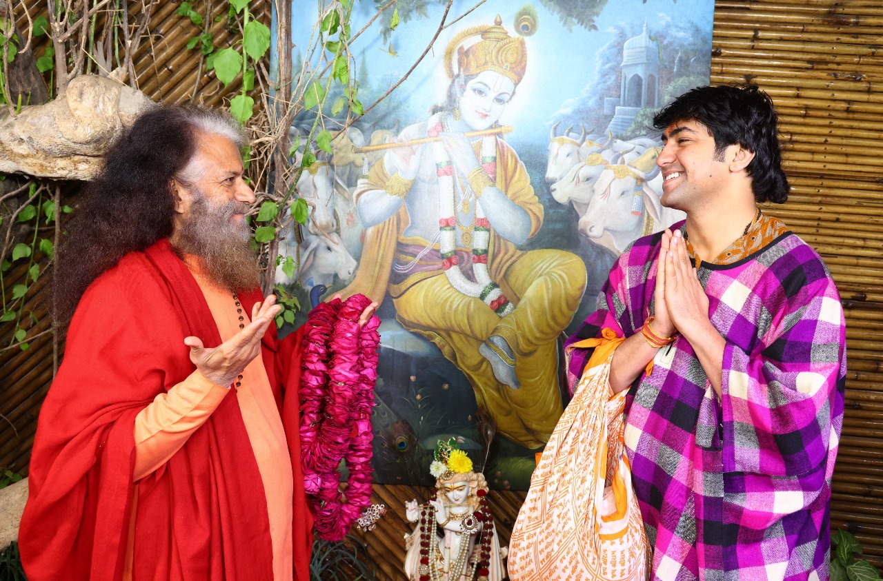 युवा संत बागेश्वर धाम आचार्य धीरेंद्र शास्त्री जी का परमार्थ निकेतन में भव्य स्वागत। चिदानंद सरस्वती जी के साथ प्रात: कालीन गंगा आरती में हुए सम्मिलित।