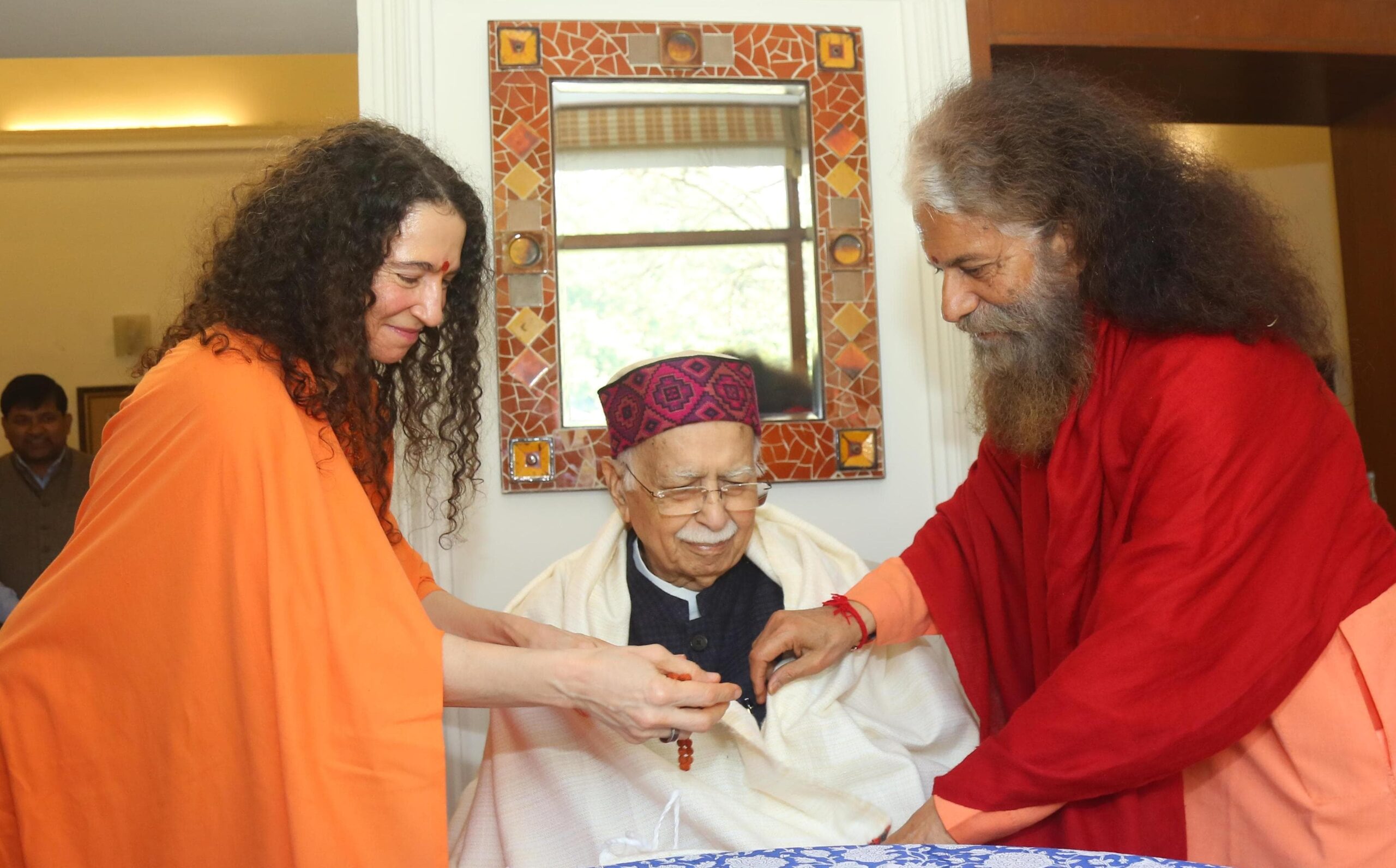 लालकृष्ण आडवाणी जी को सर्वोच्च सम्मान भारत रत्न की घोषणा का  स्वागत। अंगवस्त्र और रुद्राक्ष का पौधा भेंट कर सम्मानित किया