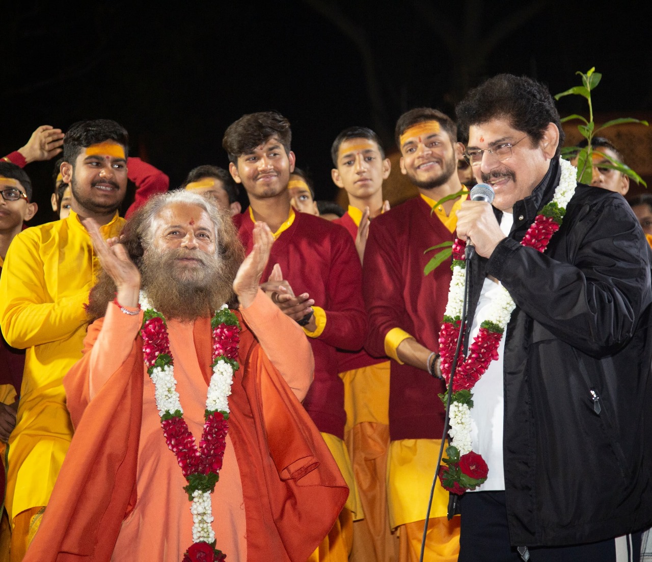 महाभारत के कर्ण पंकज धीर, परमार्थ निकेतन गंगा आरती में सम्मिलित हुए