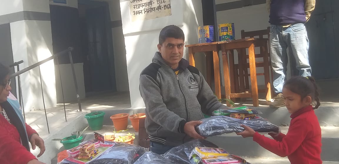 रा.प्रा.वि.सुमेरूसैंण में स्कूल बैग और स्टेशनरी का वितरण