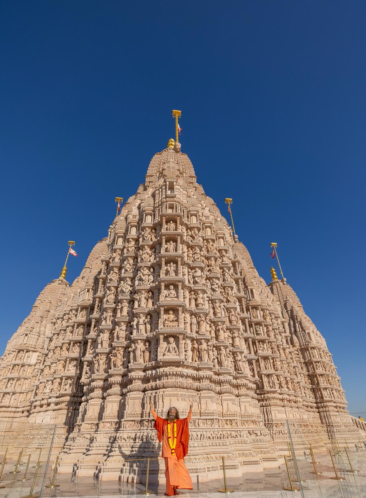 अबू धाबी का पहला ऐतिहासिक हिंदू मंदिर। स्वामी चिदानंद सरस्वती ने किये दर्शन।बीएपीएस संस्था और यूएई के राष्ट्रपति मोहम्मद बिन जायद अल नाहयान को दिया धन्यवाद