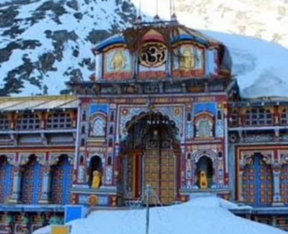 बद्रीनाथ धाम सहित ऊंची चोटियों पर हुआ हिमपात, खिल उठे किसानों और व्यवसायियों के चेहरे