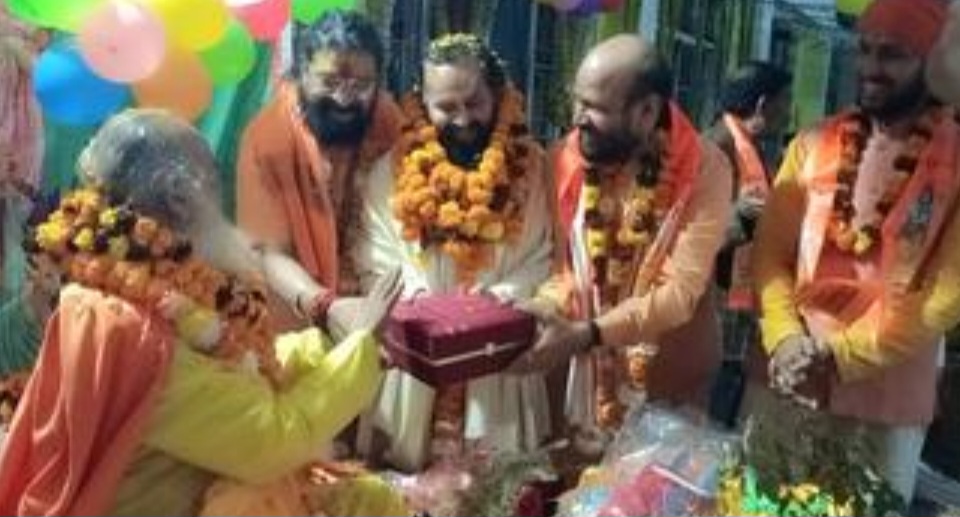यूरोप की आध्यात्मिक यात्रा से लौटने के बाद महंत रवि प्रपन्नाचार्य जी का भव्य स्वागत