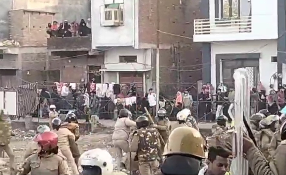 हल्द्वानी के बलभूलपुरा में पथराव। अवैध अतिक्रमण हटाने गई थी पुलिस। घायल पुलिसकर्मी और पत्रकार अस्पताल में भर्ती