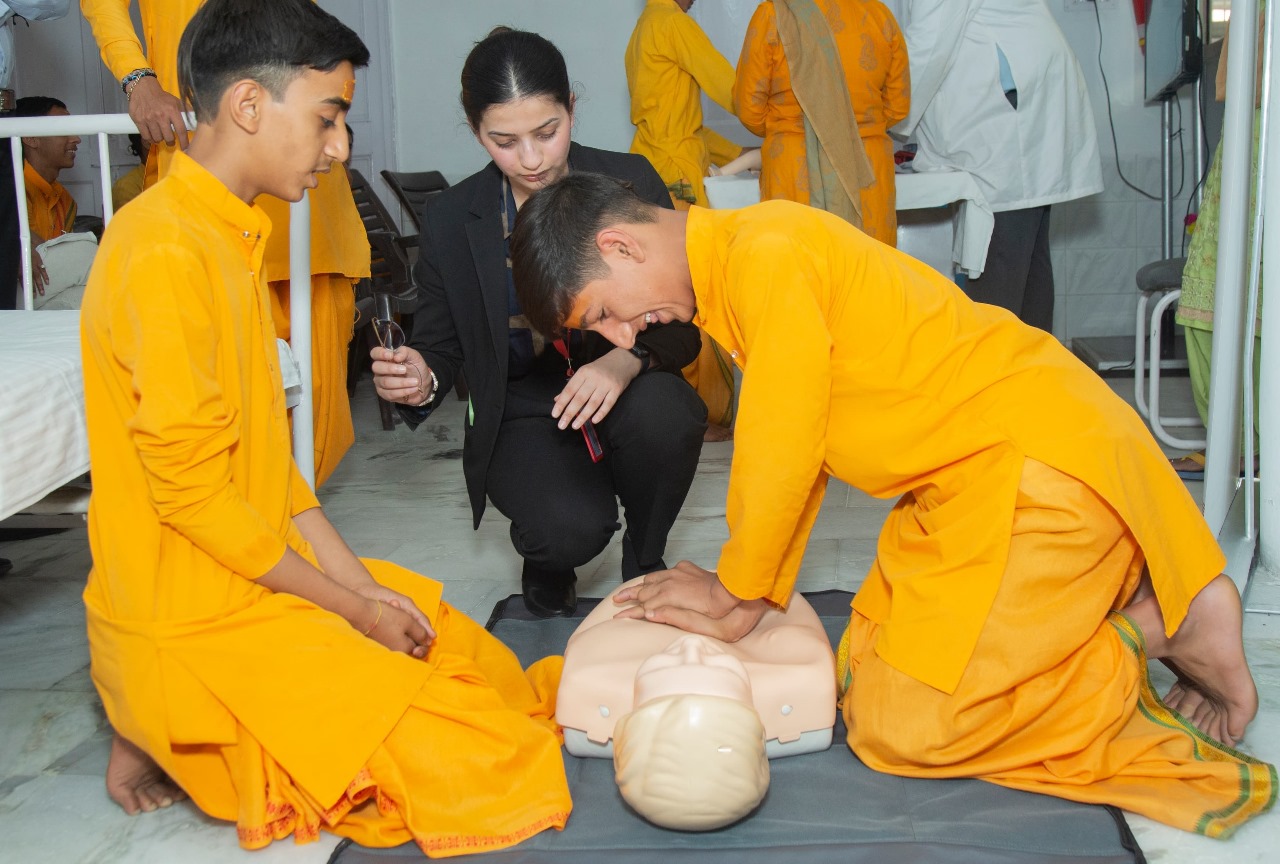 मेदांता द मेडिसिटी के विशेषज्ञों द्वारा परमार्थ निकेतन में “सीपीआर” का निशुल्क प्रशिक्षण