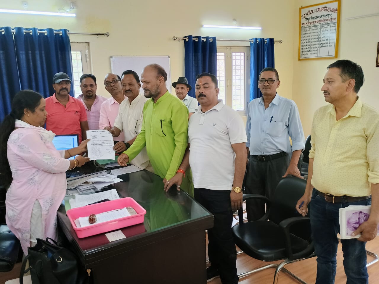 बिजली विभाग के कार्यालय में धरना देने के बाद यूकेडी की कोटद्वार महानगर इकाई ने मुख्यसचिव को ज्ञापन भेजा