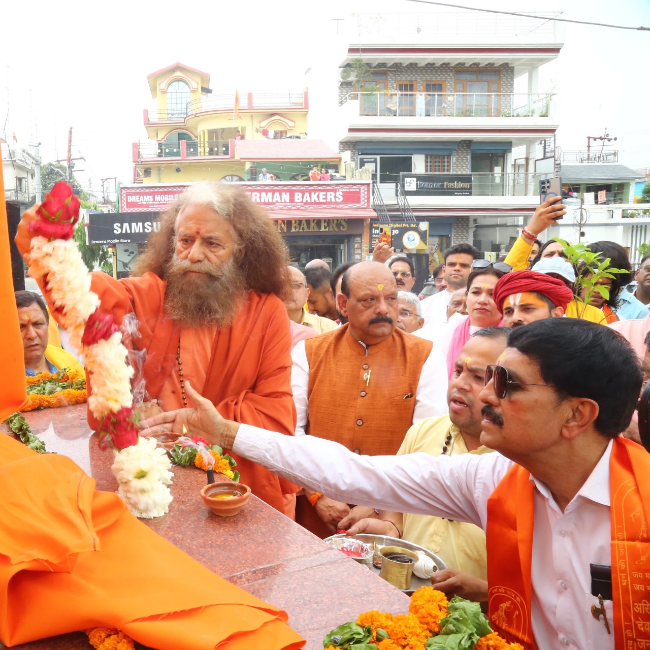 धरती ही हमारा खरा सोना – स्वामी चिदानंद सरस्वती। परशुराम जयंती के अवसर पर अखिल भारतीय देवभूमि बाह्मण जन सेवा समिति द्वारा भगवान परशुराम चौक एवं सनातन धर्म मन्दिर  देहरादून में आज परशुराम जी की प्रतिमा का स्वामी चिदानंद मुनि ने लोकार्पण किया।   
