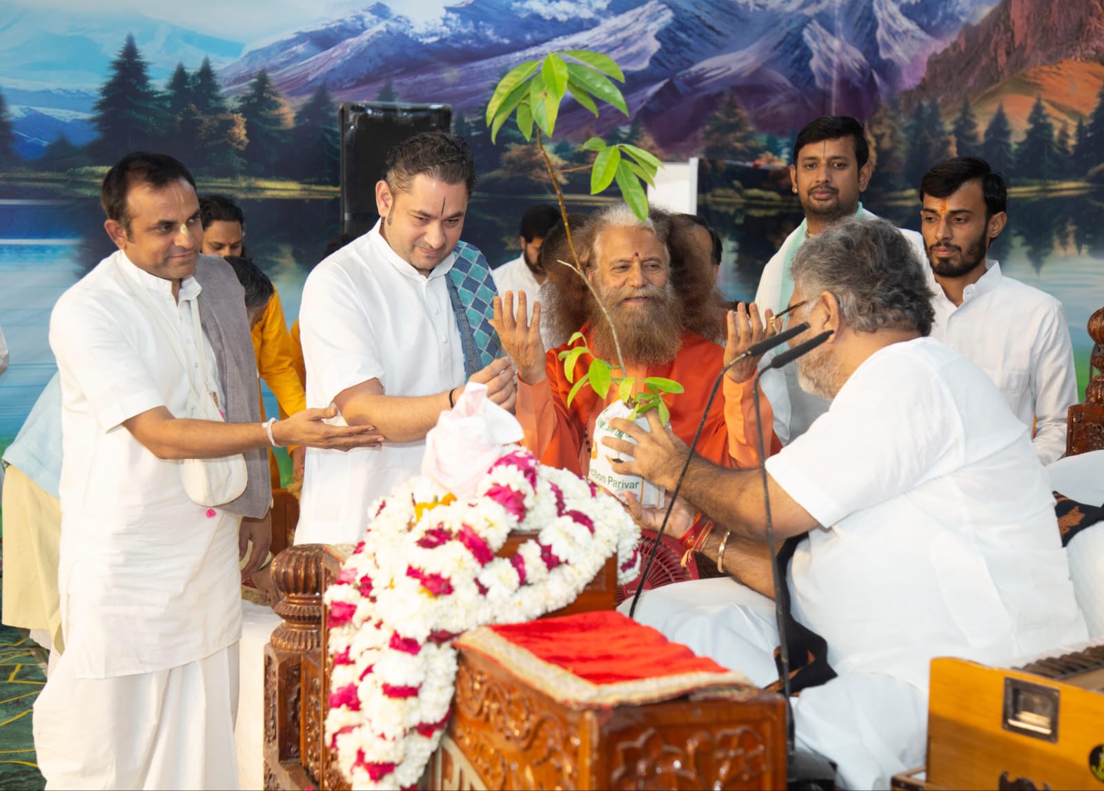 संत मुरलीधर जी महाराज के मुखारविंद से परमार्थ निकेतन में आज से मासिक श्रीराम कथा का शुभारम्भ