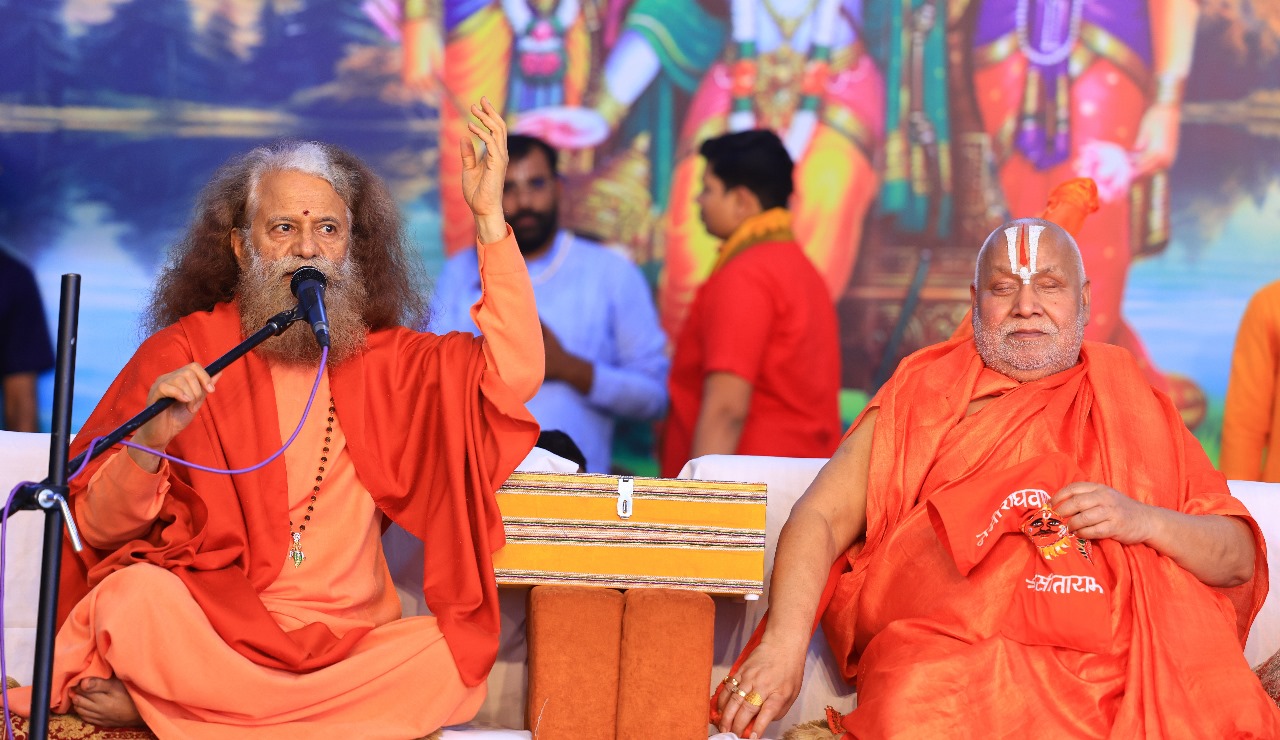 स्वामी श्री रामभद्राचार्य जी महाराज और कोषाध्यक्ष श्री रामजन्मभूमि तीर्थ क्षेत्र अयोध्या, स्वामी श्री गोविन्ददेव गिरि जी परमार्थ निकेतन पधारे। 34 दिवसीय रामकथा के अंतिम दिन रामकथा मर्मज्ञ संत मुरलीधर जी के श्रीमुख से अंगद और हनुमान जी की कथा सुन भक्त भाव विभोर हुए