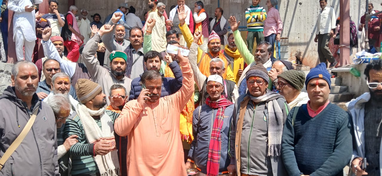 बद्रीनाथ में मूल निवास भू कानून समन्वय संघर्ष समिति और बद्रीनाथ में मास्टर प्लान से प्रभावितों ने सांकेतिक प्रदर्शन किया