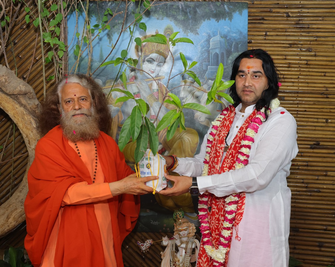 परमार्थ निकेतन गंगा तट पर 34 दिवसीय श्री राम कथा का विश्राम और अष्टोत्तरशत 108 श्रीमद्भागवत कथा का शुभारम्भ। रामकथा मर्मज्ञ संत मुरलीधर जी ने किया प्रस्थान और प्रसिद्ध कथावाचक देवकीनंदन ठाकुर जी पधारे ऋषिकेश