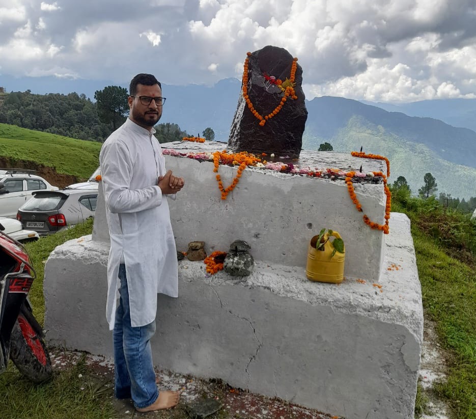 मोहित डिमरी ने बाबा मोहन उत्तराखंडी की समाधि स्थल पर श्रद्धांजलि अर्पित की और  लोगों से 1 सितंबर को गैरसैण में मूल निवास स्वाभिमान महारैली में आने की अपील की।