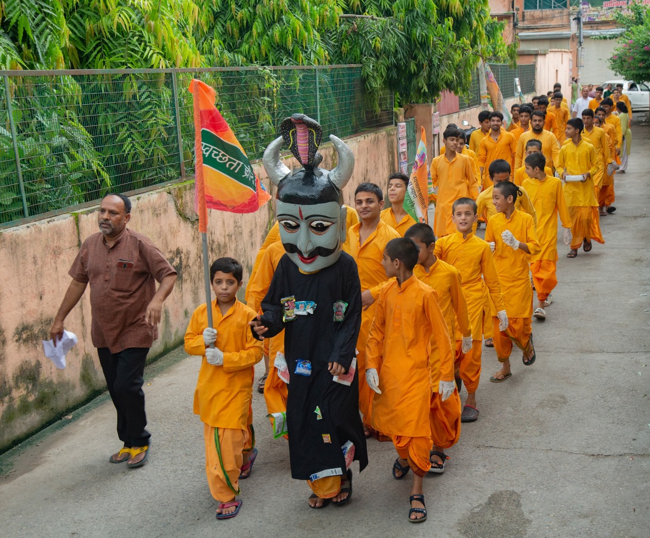 परमार्थ निकेतन ने कांवड़  यात्रा के पश्चात नीलंकठ मार्ग, राजाजी नेशनल पार्क, बाघखाला तक चलाया स्वच्छता अभियान