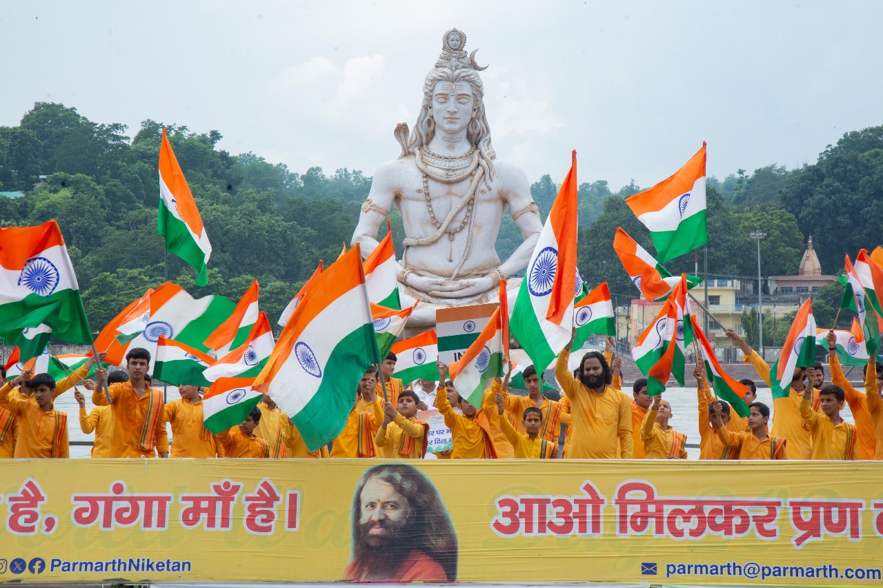 हर घर तिरंगा, हर घाट पर तिरंगा, हर घर पेड़ – स्वामी चिदानंद सरस्वती