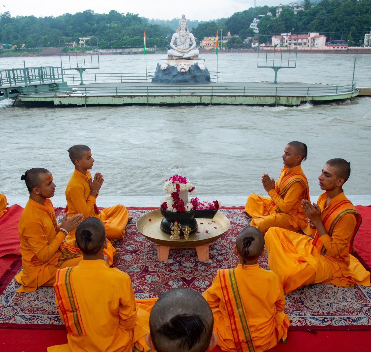 हिंसा पीड़ित अन्तर्राष्ट्रीय दिवस – दुनिया में धर्म या विश्वास के आधार पर हिंसा का कोई स्थान नहीं। परमार्थ निकेतन में हिंसा पीड़ितों के लिए विशेष पूजन