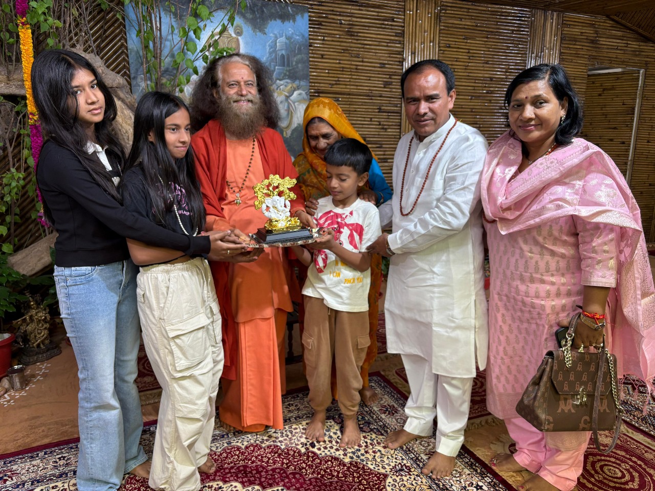 आज अंतर्राष्ट्रीय आपदा जोखिम न्यूनीकरण दिवस के अवसर पर आचार्य बालकृष्ण परमार्थ निकेतन पहुंचे