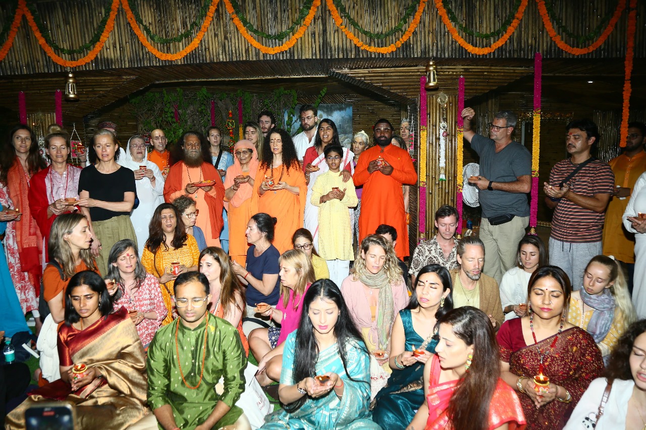 परमार्थ निकेतन में देश विदेश से आए श्रद्धालुओं ने देश के बहादुर सैनिकों के नाम पर प्रज्वलित किये दीपावली के दीप