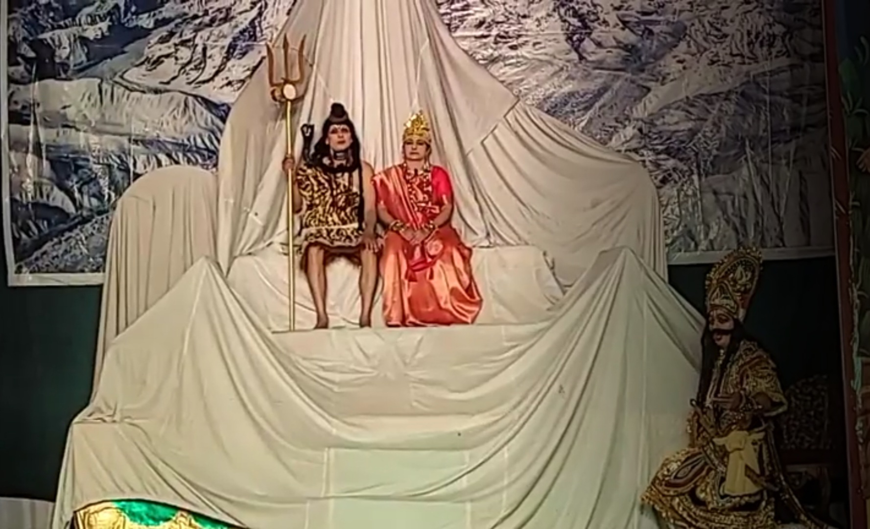 इस घड़े का मुंह खुलते ही सर्वनाश हो जाएगा। नवरात्र में रामलीला का भव्य आयोजन