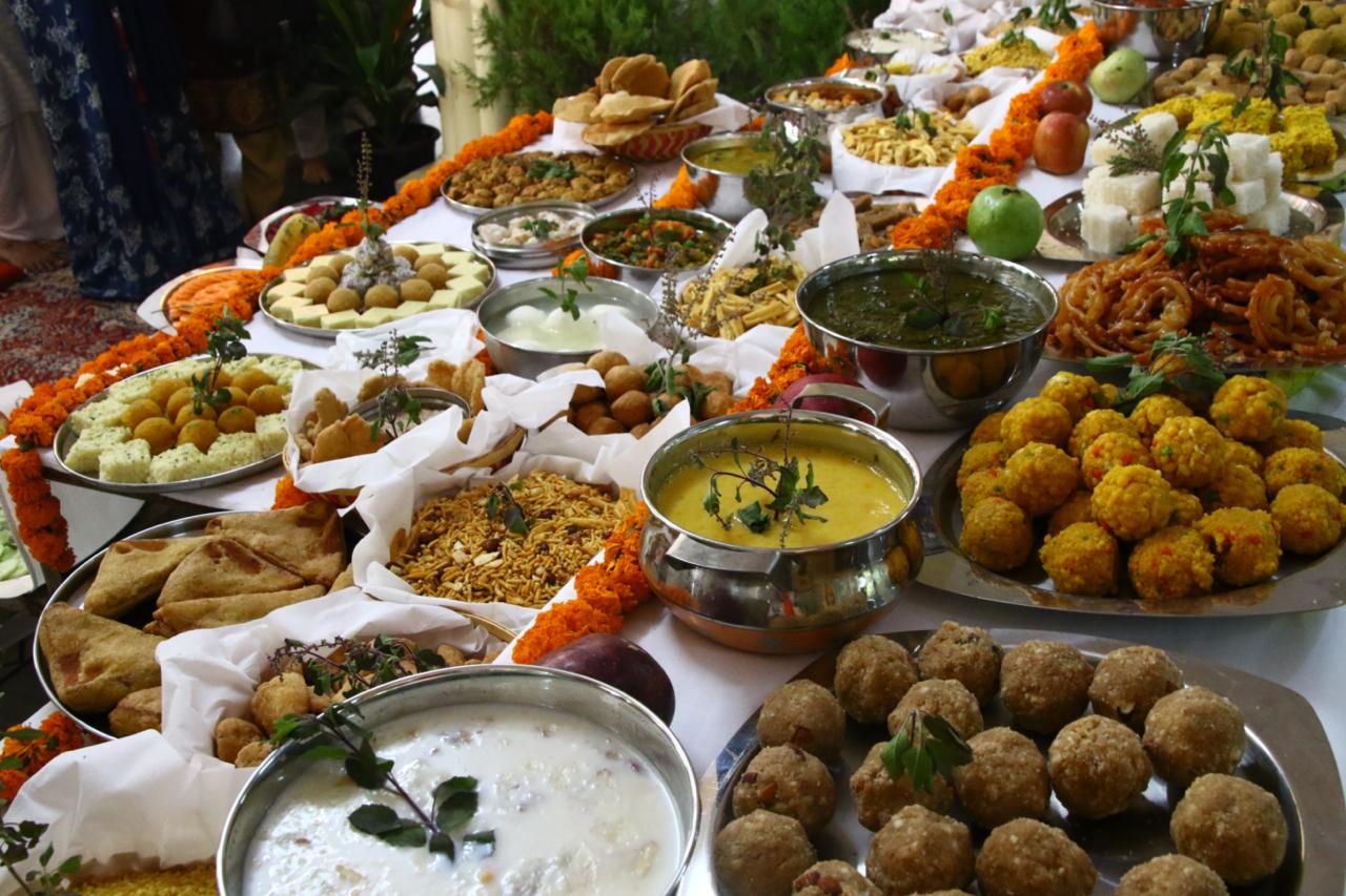 छप्पन भोग लगाकर किया गिरिराज गोवर्धन पूजन