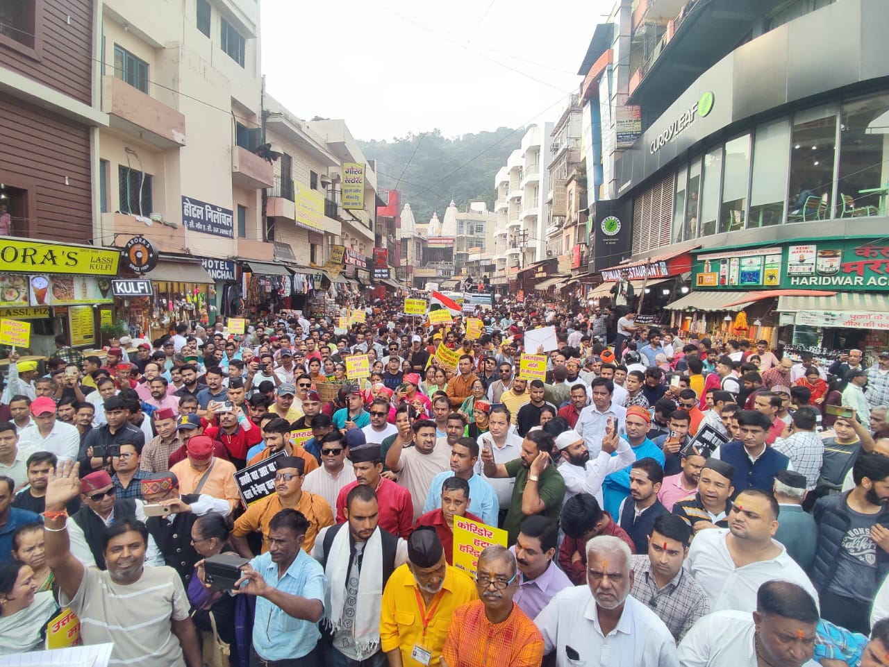 सुन ले दिल्ली देहरादून हमें चाहिए भू कानून। हरिद्वार में मूल निवास, भू कानून की मांग को लेकर ऋषिकुल से हरकी पैड़ी तक स्वाभिमान रैली में उमड़ा जनसैलाब