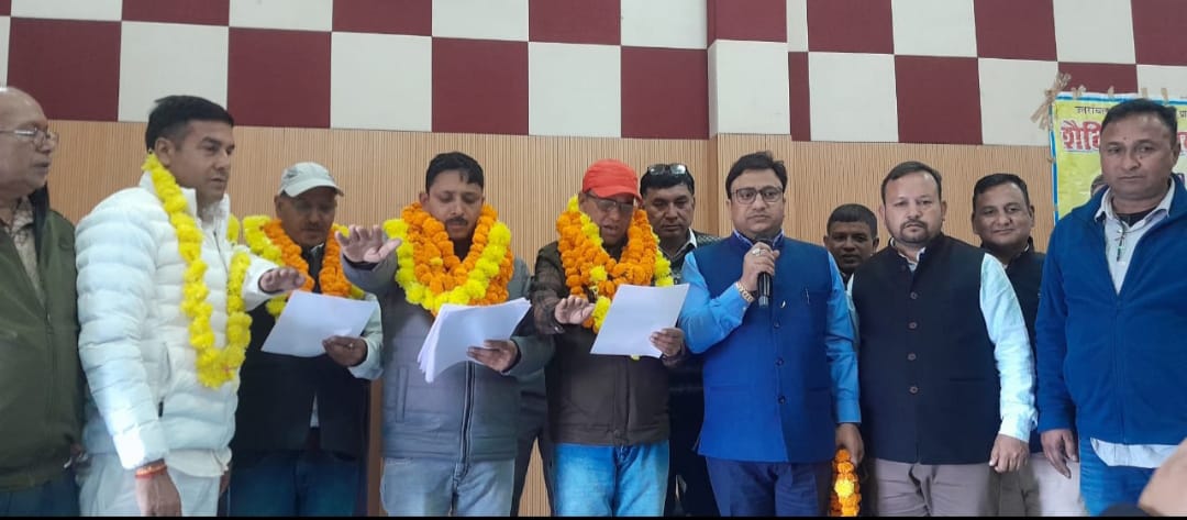 उत्तराखण्ड राज्य प्राथमिक शिक्षक संघ द्वारीखाल ने शैक्षिक उन्नयन गोष्ठी का आयोजन किया। मुख्य अतिथि ब्लॉक प्रमुख महेन्द्र सिंह राणा ने दीप प्रज्वलित करके कार्यक्रम का शुभारंभ किया