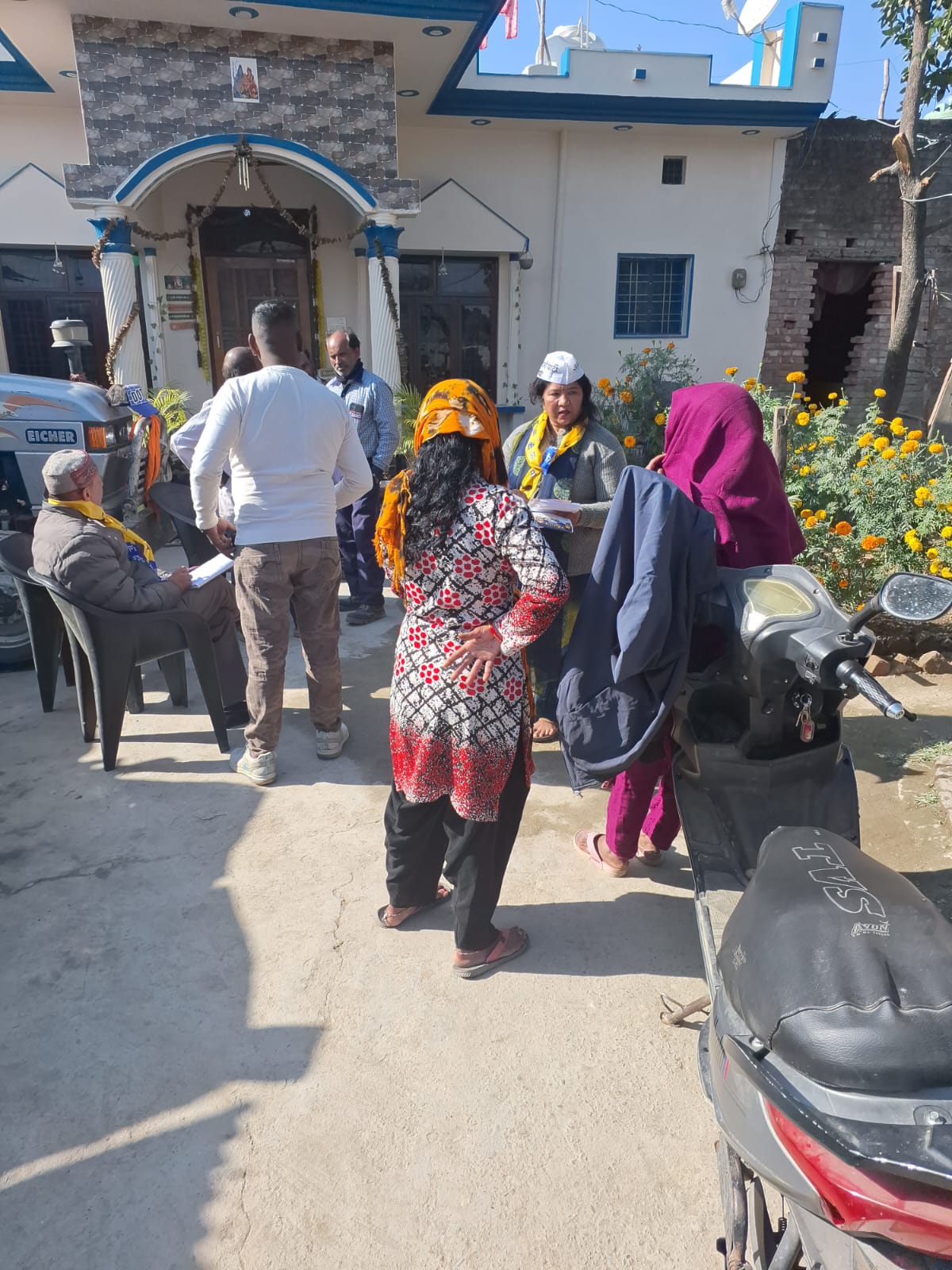 आम आदमी पार्टी ने चलाया डोर टू डोर अभियान