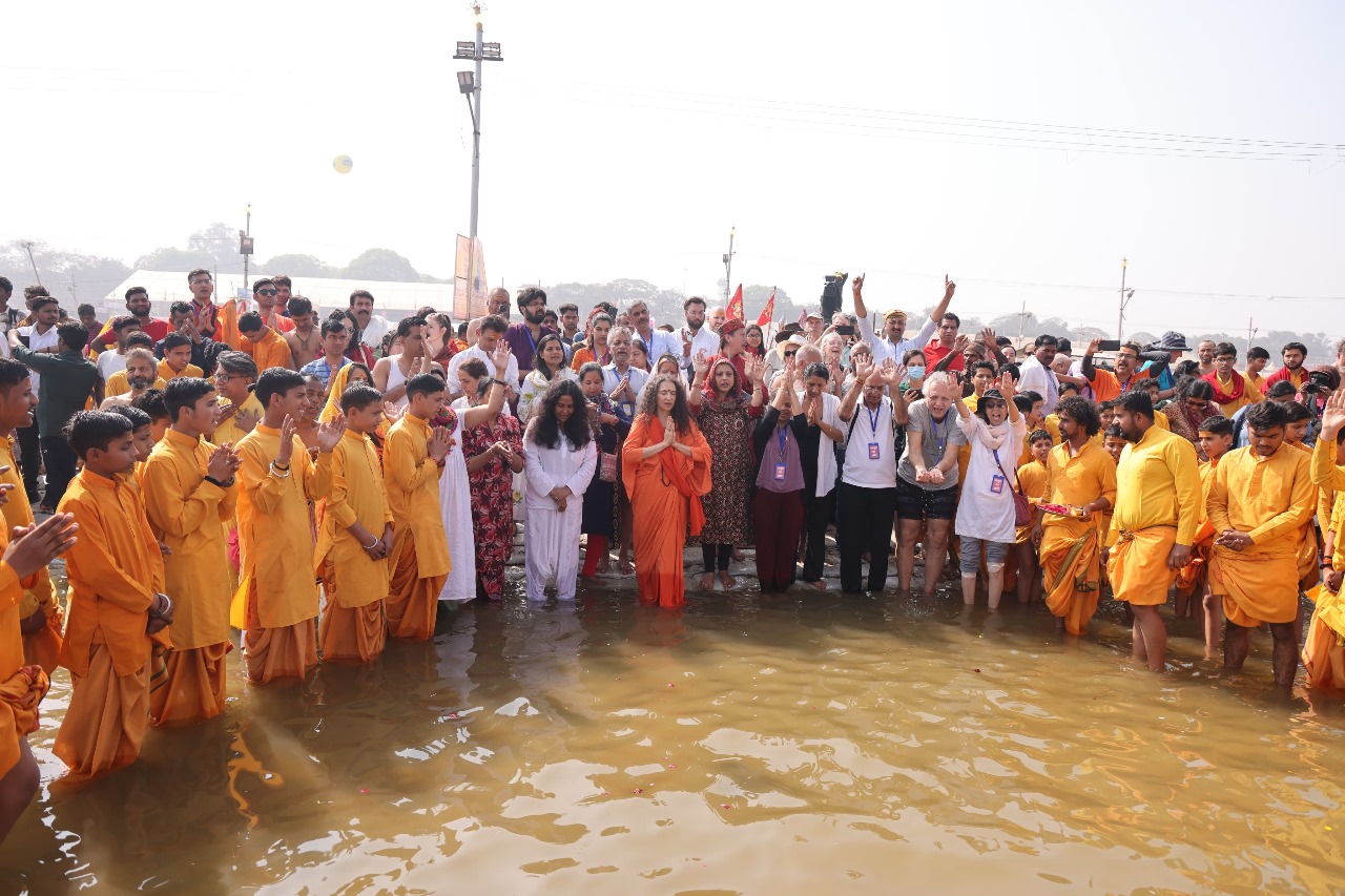 प्रयाग महाकुंभ में दुनिया के कोने कोने से आ रहे हैं श्रद्धालु