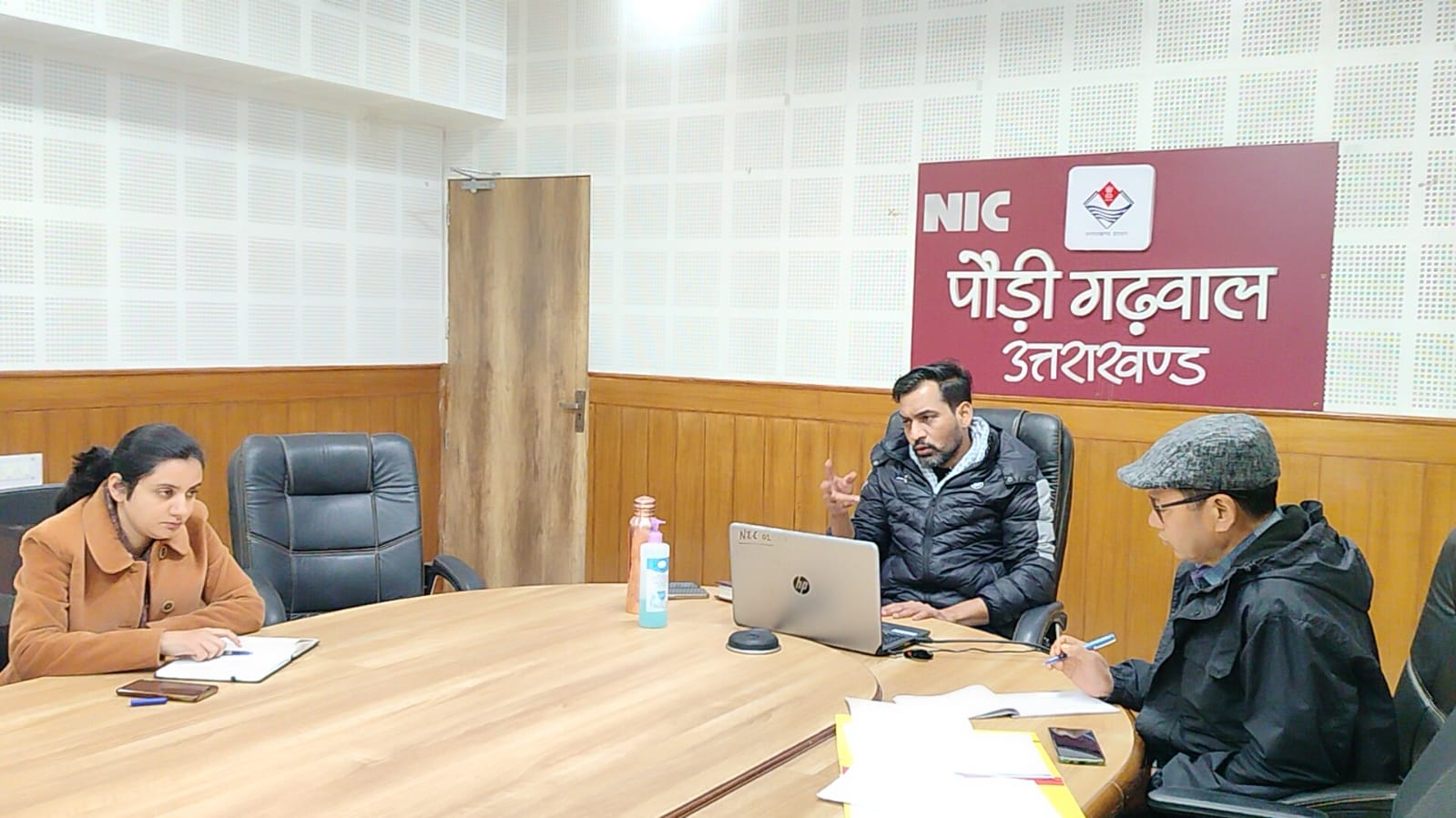 गत दिवस से हो रही अतिवृष्टि के मद्देनजर डीएम पौड़ी ने बैठक में विभागीय अधिकारियों को दिए आवश्यक निर्देश