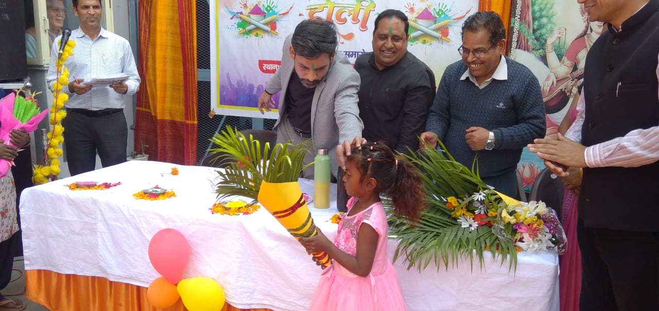 जिलाधिकारी ने कोटद्वार बोक्सा जनजाति बालिका विद्यालय पहुंचकर मनाई होली। बच्चों को दिया विशेष भोज, बांटे उपहार। बच्चों ने कहा धन्यवाद