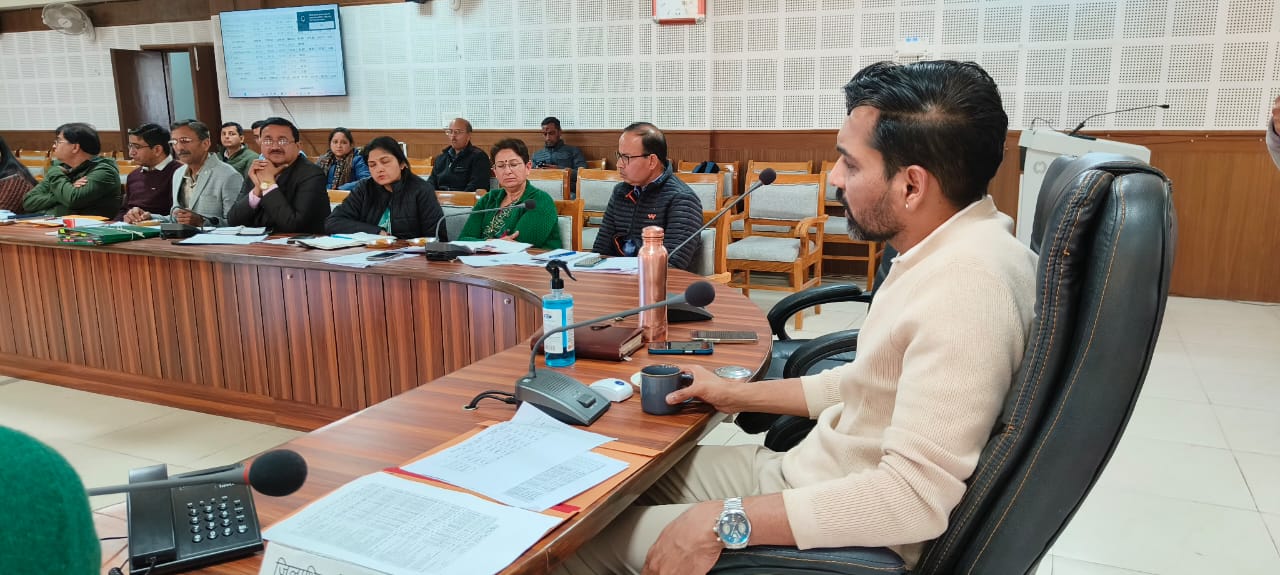 जिलाधिकारी ने जिला योजना समेत विभिन्न योजनाओं की समीक्षा बैठक ली। सम्बंधित अधिकारियों को दिए सख्त निर्देश