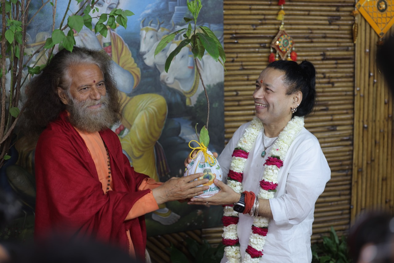 पद्मश्री कैलाश खेर अंतर्राष्ट्रीय योग महोत्सव में सम्मिलित हुए, स्वामी चिदानंद सरस्वती जी का आशीर्वाद लिया