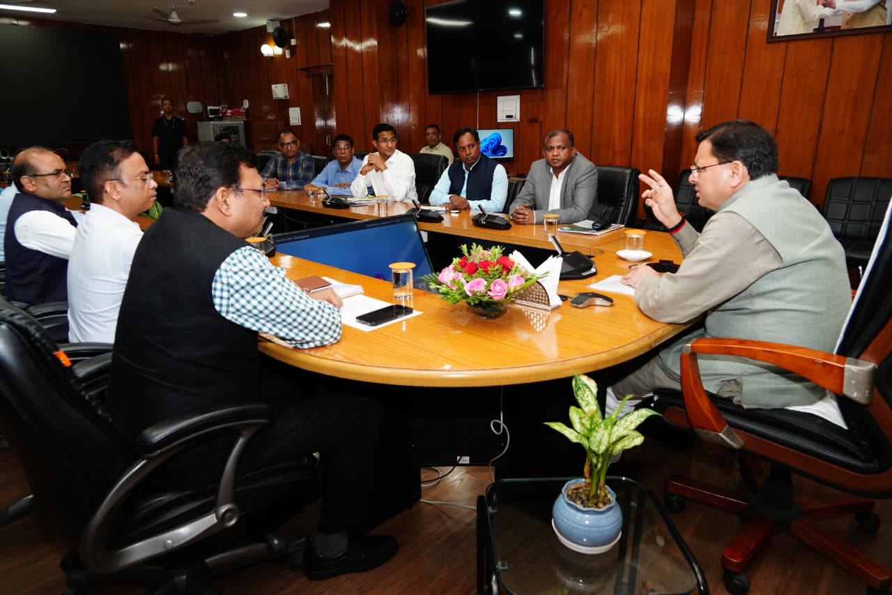 मुख्यमंत्री श्री पुष्कर सिंह धामी से राज्य में आपदा से हुए नुकसान का जायजा लेने आई भारत सरकार की अन्तर-मंत्रालयी टीम ने भेंट की।