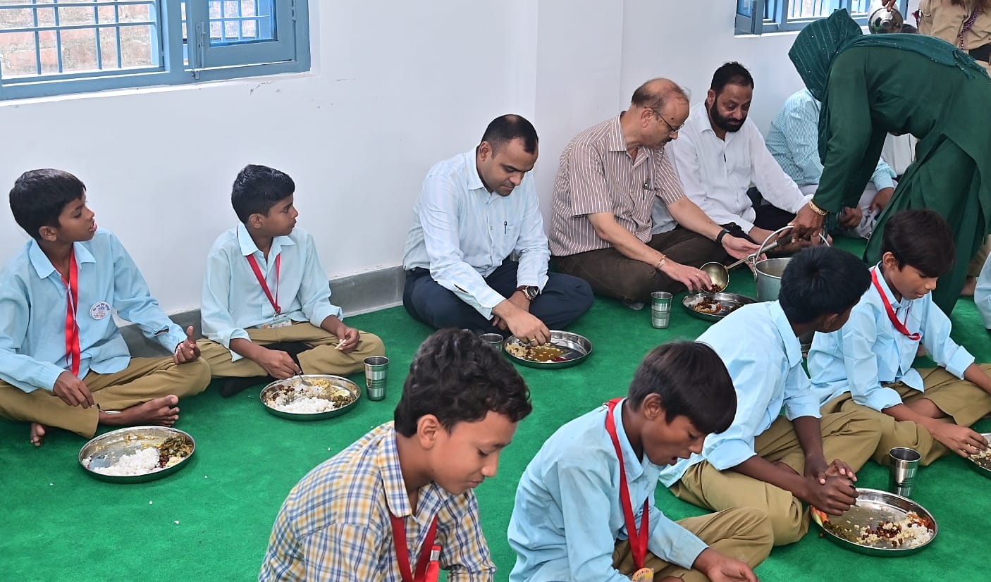 जिलाधिकारी मयूर दीक्षित ने राजकीय इंटर कॉलेज सलेमपुर महदूद का औचक निरीक्षण कर शिक्षा व्यवस्था का जायजा लिया।*