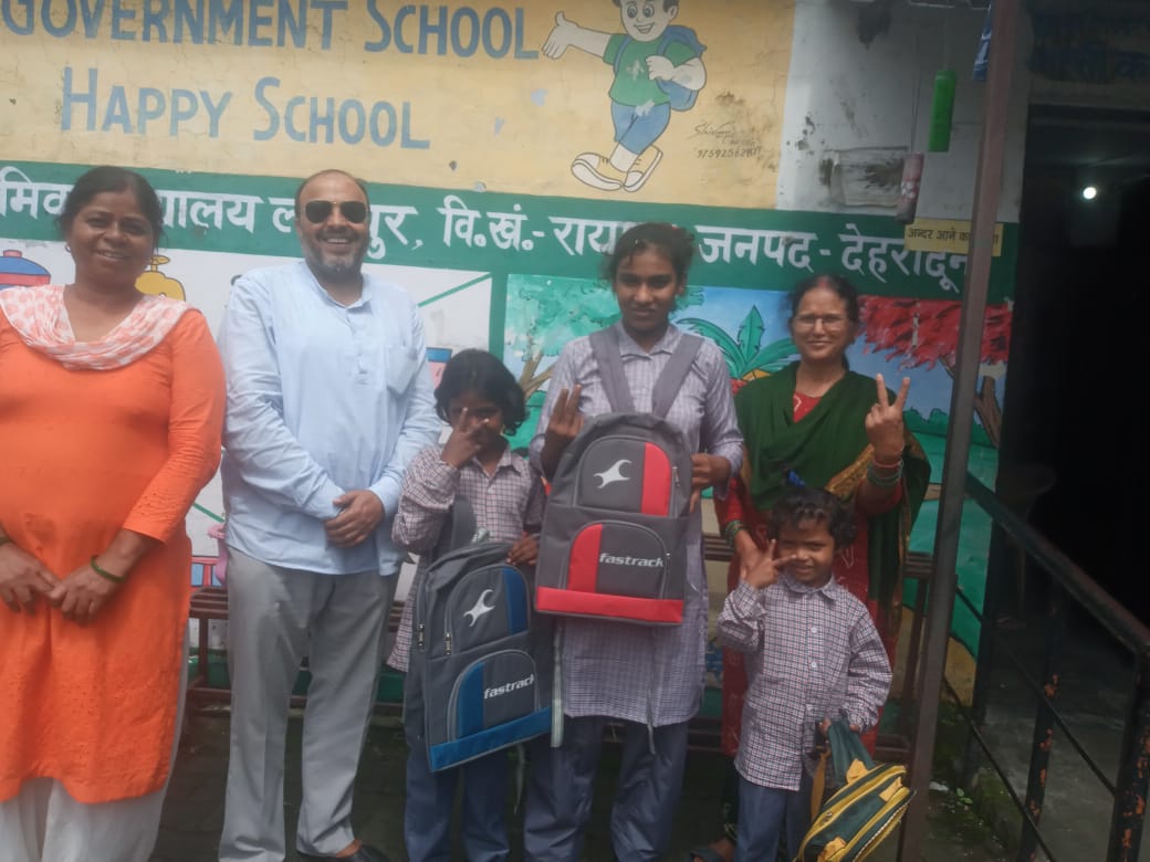 असहाय;निर्धनों की दशा और दिशा बदलते जिला प्रशासन के त्वरित फैसले; बिन मां की 03 निर्धन बेटियों काजल ;रागनी; प्रीति को स्कूल में दाखिला