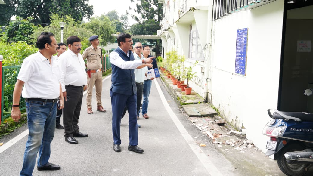 मुख्य सचिव ने किया सचिवालय परिसर की व्यवस्थाओं का निरीक्षण*  *फाइलों की weeding प्रक्रिया एक माह में की जाए पूर्ण: मुख्य सचिव*