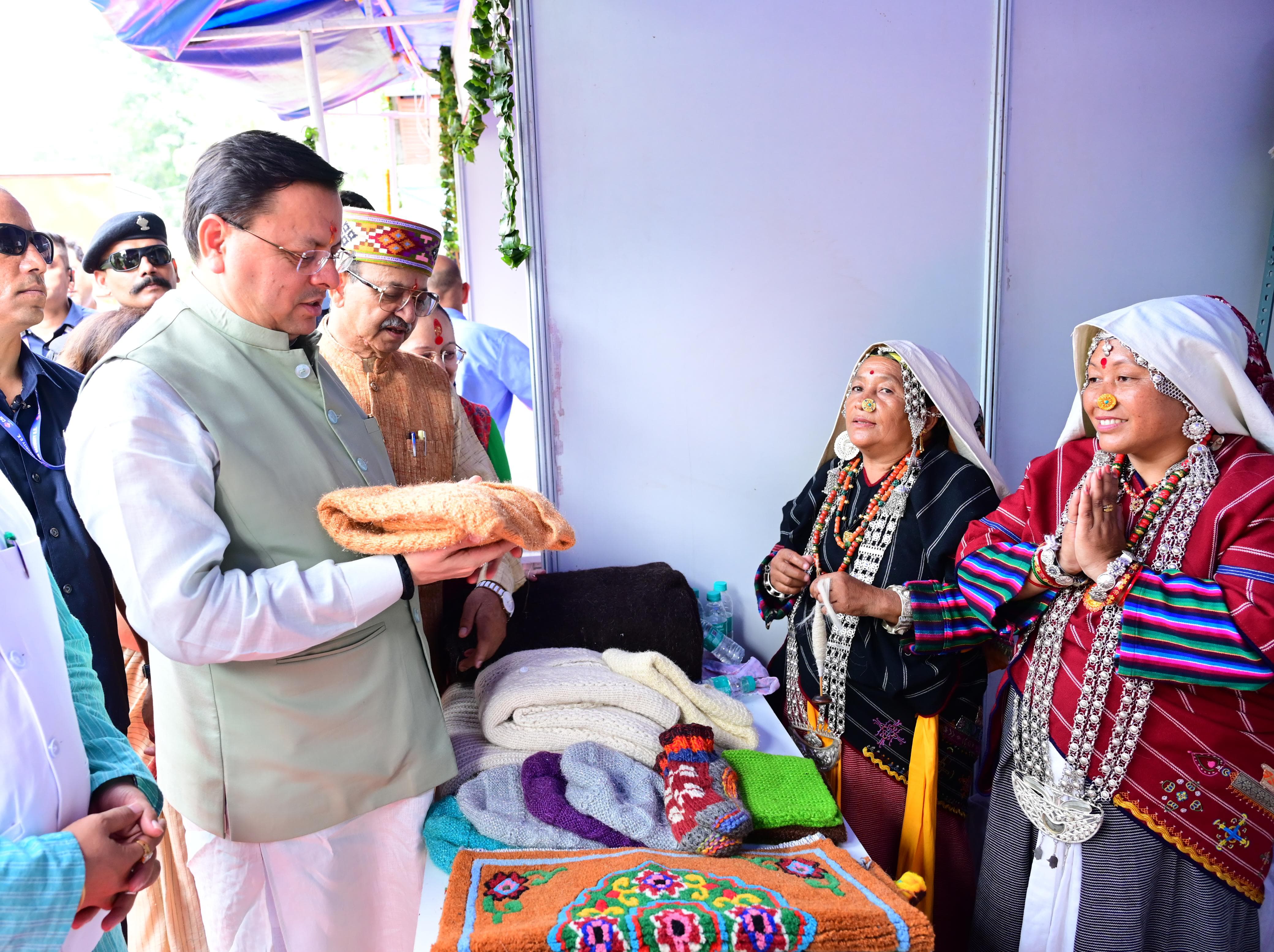 उत्तराखंड की बुनाई और हस्तशिल्प कला अपनी विविधता, परंपरागत डिज़ाइन तथा गुणवत्ता के कारण प्रसिद्ध है, प्रदेश के शिल्पी बुनकर हैँ राज्य की सांस्कृतिक धरोहर के संवाहक : मुख्यमंत्री