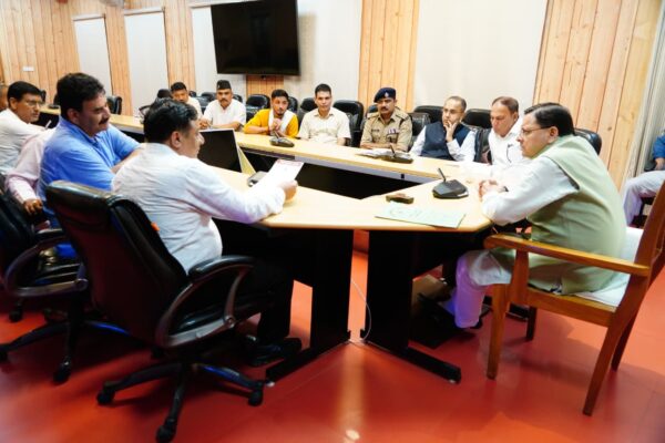 मुख्यमंत्री श्री पुष्कर सिंह धामी से बुधवार को मुख्यमंत्री आवास में राजकीय शिक्षक संघ के पदाधिकारियों ने मुलाकात कर अपनी विभिन्न मांगों को उनके समक्ष रखा