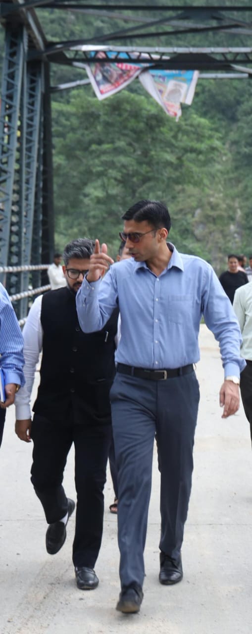 मरीजों की जान पर आया संकट; डीएम ने संभाली कमान; 13 पेंशेंट को किया गया ट्रांसशिपमेंट; पहले गाड़ी-फिर-खाई-फिर एम्बुलेंस से पंहुचाया अस्पताल