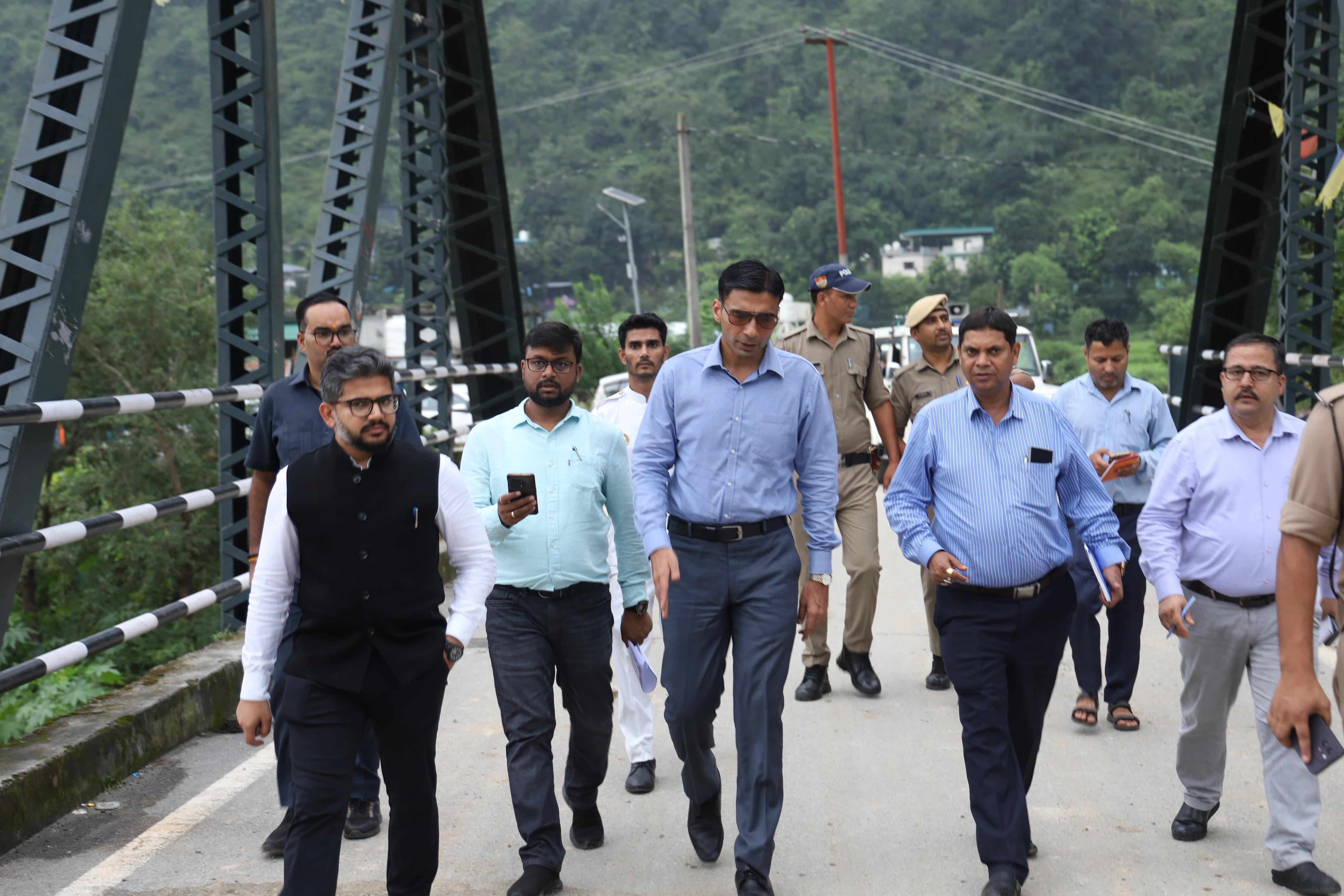 आपदा प्रभावित क्षेत्रों में बिजली, पानी, सड़क एवं मूलभूत सुविधाएं प्राथमिकता पर करें बहाल-डीएम*