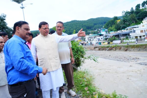 मुख्यमंत्री पुष्कर सिंह धामी ने गुरुवार को राज्य आपदा परिचालन केंद्र से प्रदेशभर में हुई अतिवृष्टि की समीक्षा करने के बाद मसूरी रोड एवं किमाड़ी क्षेत्र का स्थलीय निरीक्षण किया।