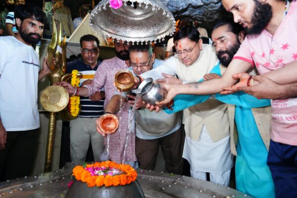 मुख्यमंत्री पुष्कर सिंह धामी ने गुरुवार को टपकेश्वर महादेव मंदिर क्षेत्र में अतिवृष्टि से प्रभावित स्थल का निरीक्षण किया।