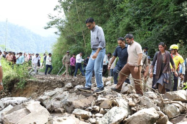 मुख्यमंत्री के निर्देश पर सरकार के प्रथम रिस्पांडर के रूप में जनपद के सबसे दुर्गम आपदाग्रस्त क्षेत्र फुलेत पहुंचे डीएम