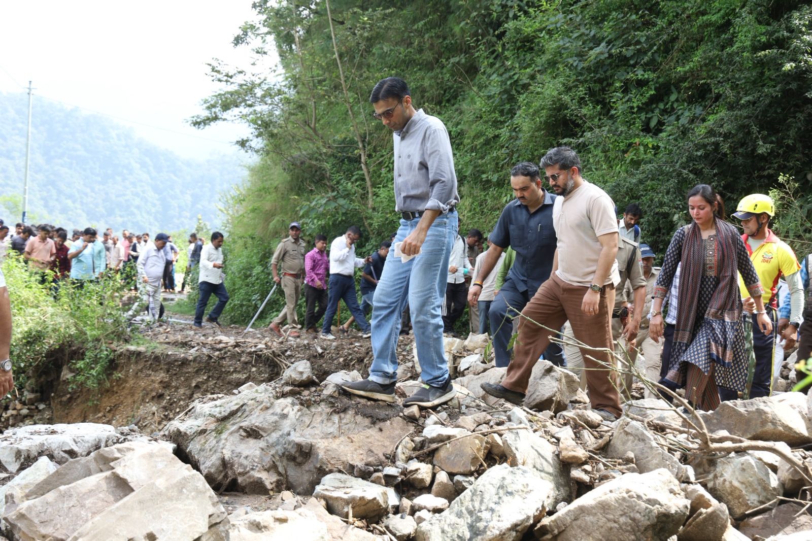 मुख्यमंत्री के निर्देश पर सरकार के प्रथम रिस्पांडर के रूप में जनपद के सबसे दुर्गम आपदाग्रस्त क्षेत्र फुलेत पहुंचे डीएम