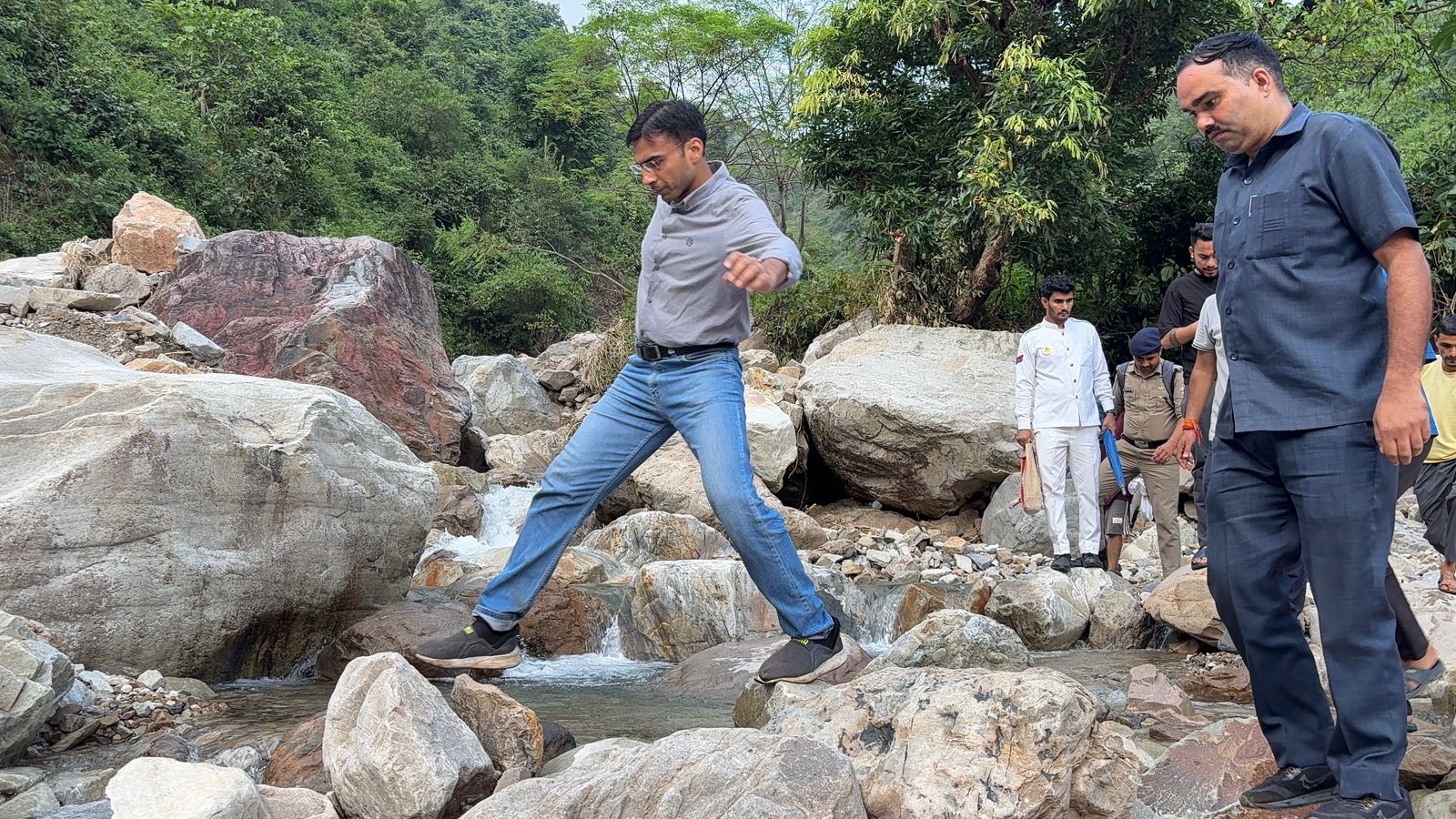 ढाई घंटे का पैदल सफर कर फुलेत, छमरोली, सिमयारी, सिल्ला, क्यारी, सिरोना, पंहुचकर डीएम ने सुनी जनता की समस्याएं*